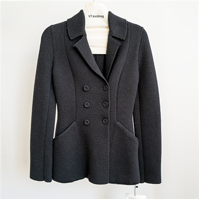 معطف بليزر من الصوف الأسود